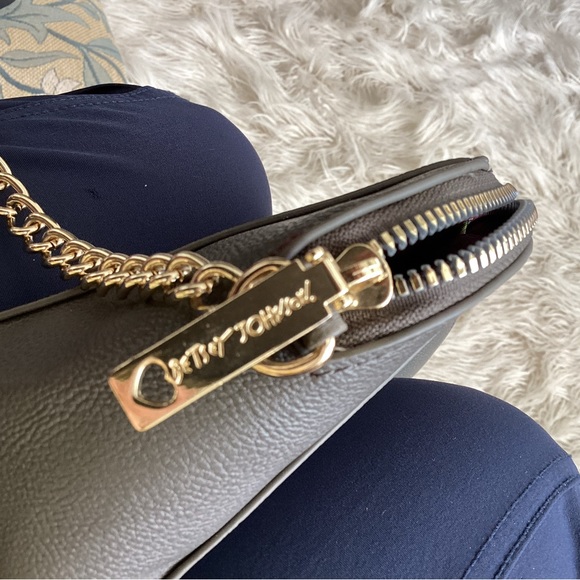 Betsy Johnson Leather Grey zipper top crossbody bag, new - Picture 4 of 8